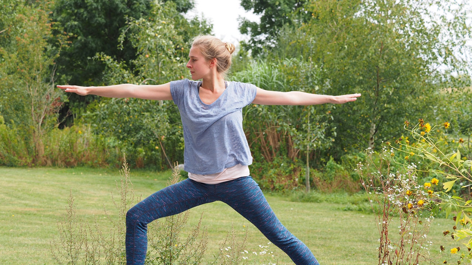 Sich zum Yoga üben aufzuraffen, fällt manchmal ganz schön schwer. Ich habe 4 Tipps für dich, die dir dabei helfen können.