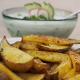 Würzig-knusprige Kartoffelwedges mit einem leichten veganen Joghurt-Gurkendip und frischen Gartenkräutern