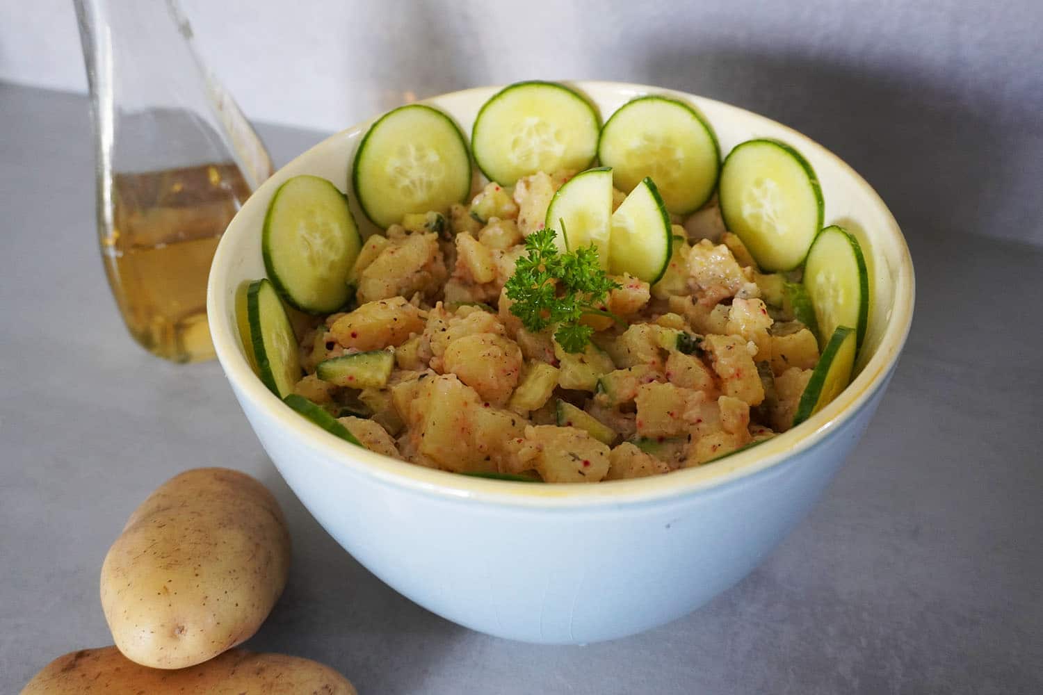 Einfach und lecker: veganer Kartoffelsalat mit Mayonnaise und Kräutern von Sonnentor